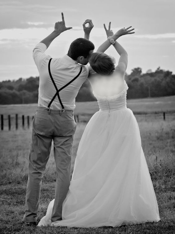 ایده ژست عروس و داماد برای عکس سیاه و سفید
